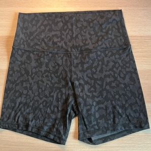 Lululemon High Rise Short 6” Size 8